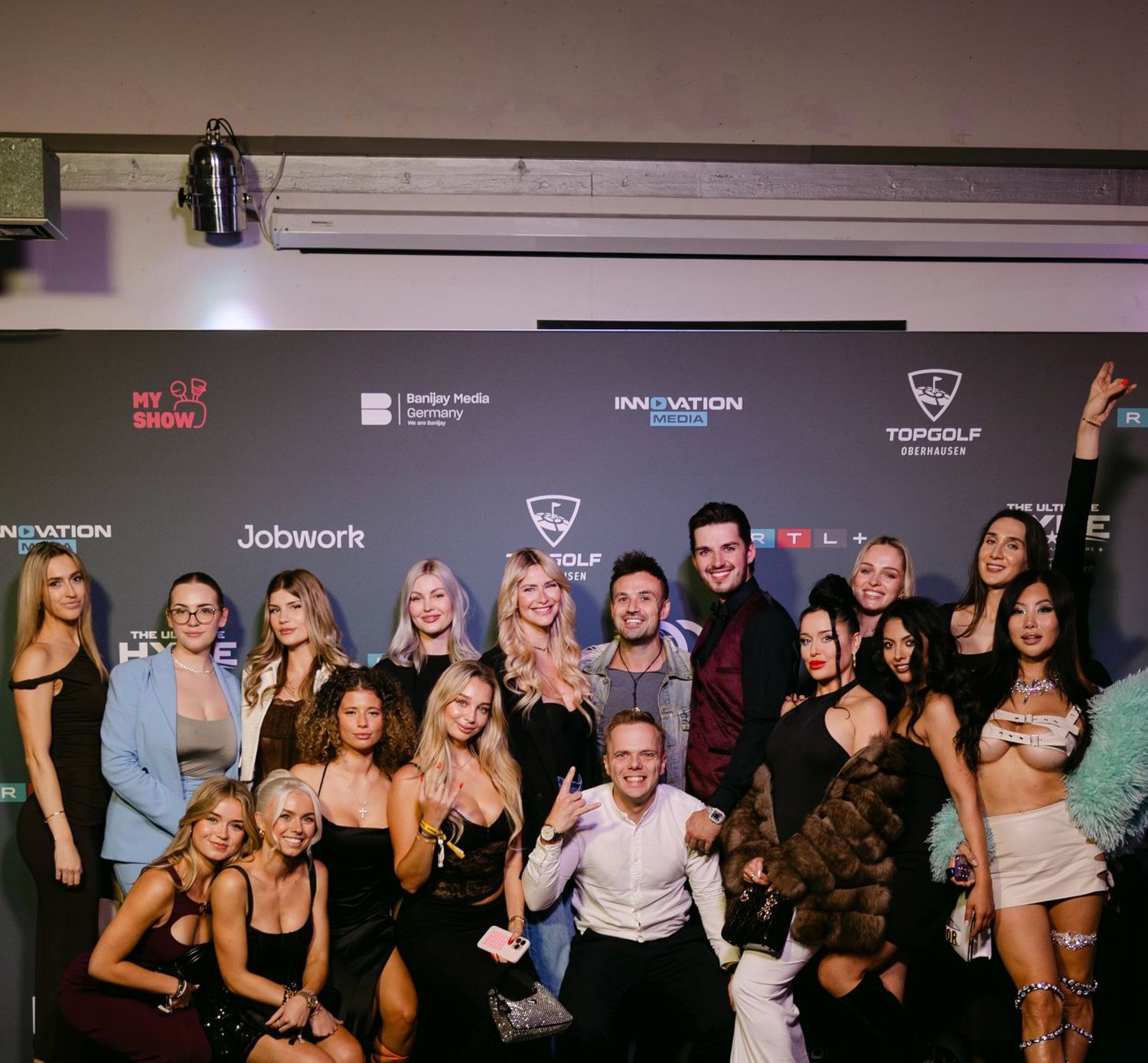 Gruppenbild der Creator bei The Ultimate Hype vor der Sponsorenwand