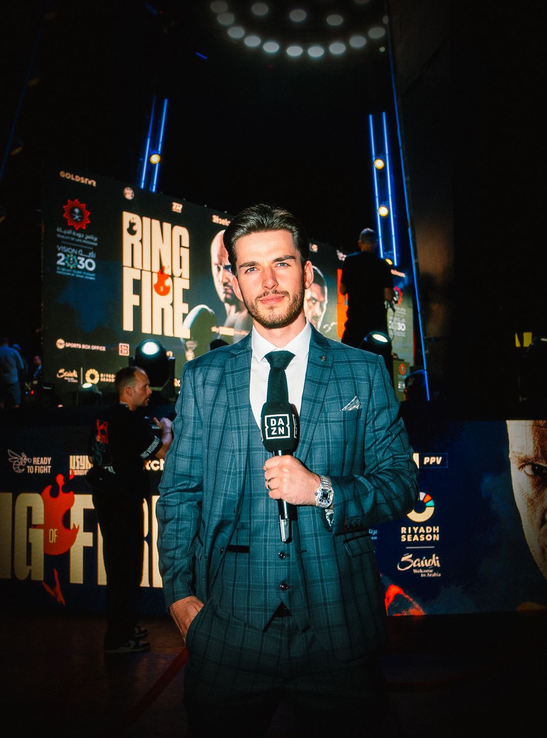 Nils Rurainski mit DAZN-Mikrofon bei einem Boxevent