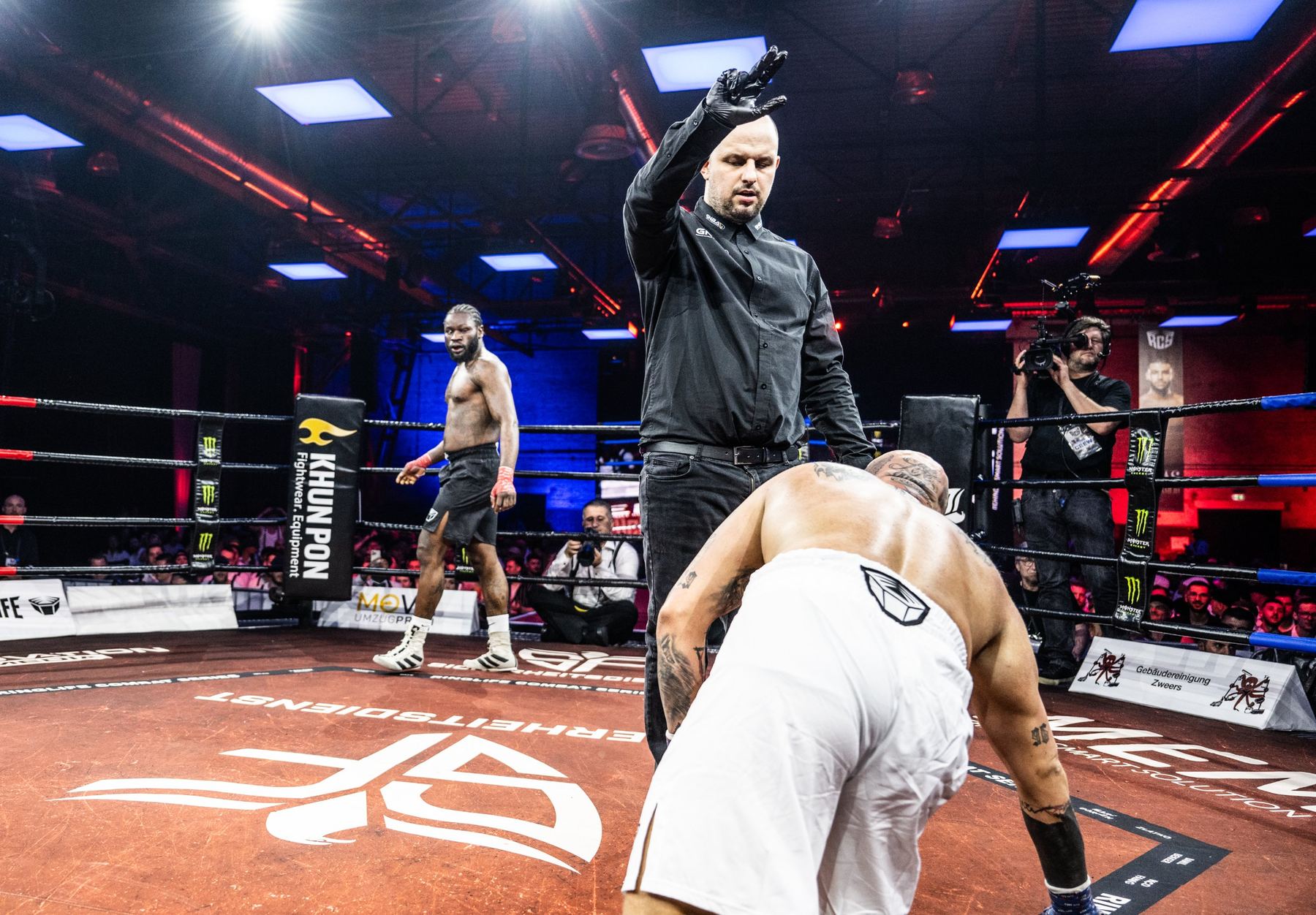 Bare-Knuckle-Kampf im Ring der RINGLIFE Combat Series, Ringrichter zählt an