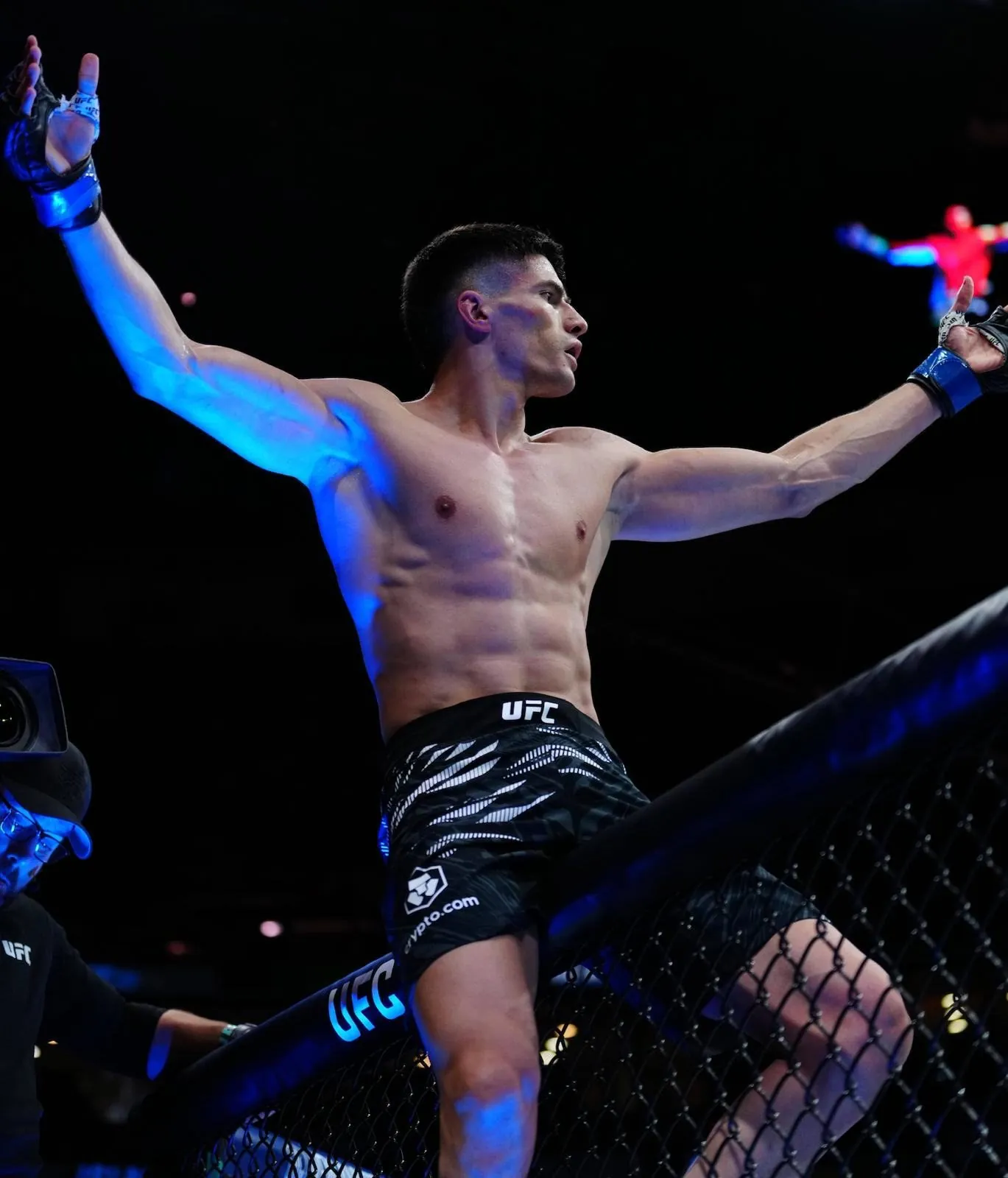 Islam Dulatov feiert seinen Sieg auf dem UFC-Käfig