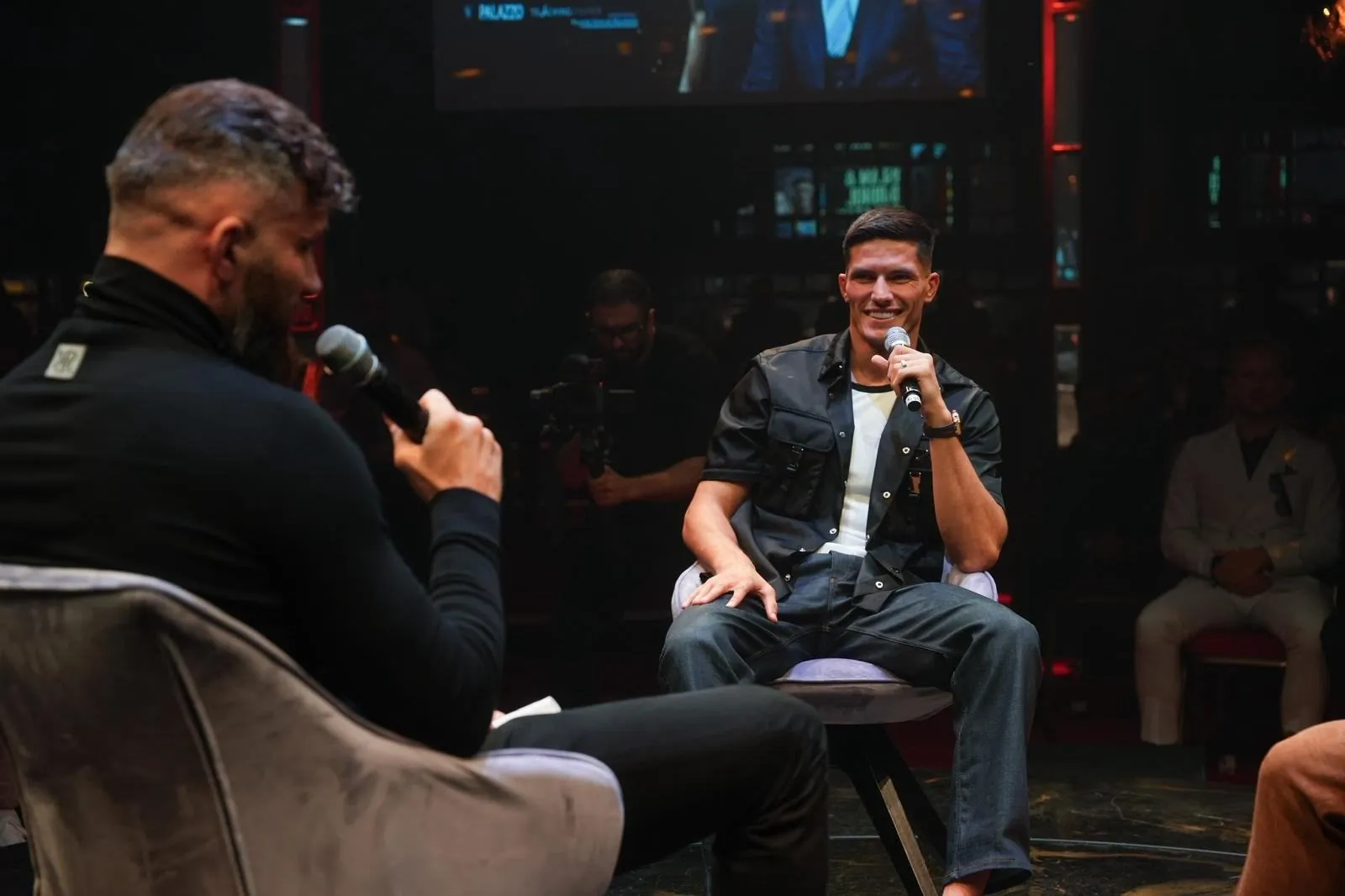 Islam Dulatov auf der Bühne bei einem Talk