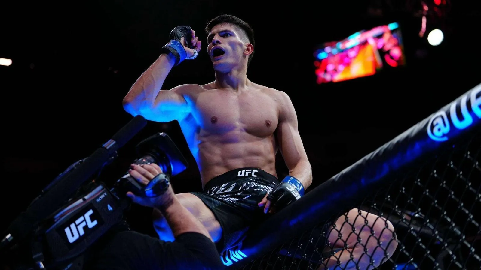 Islam Dulatov sitzt nach seinem Sieg auf dem UFC-Käfig