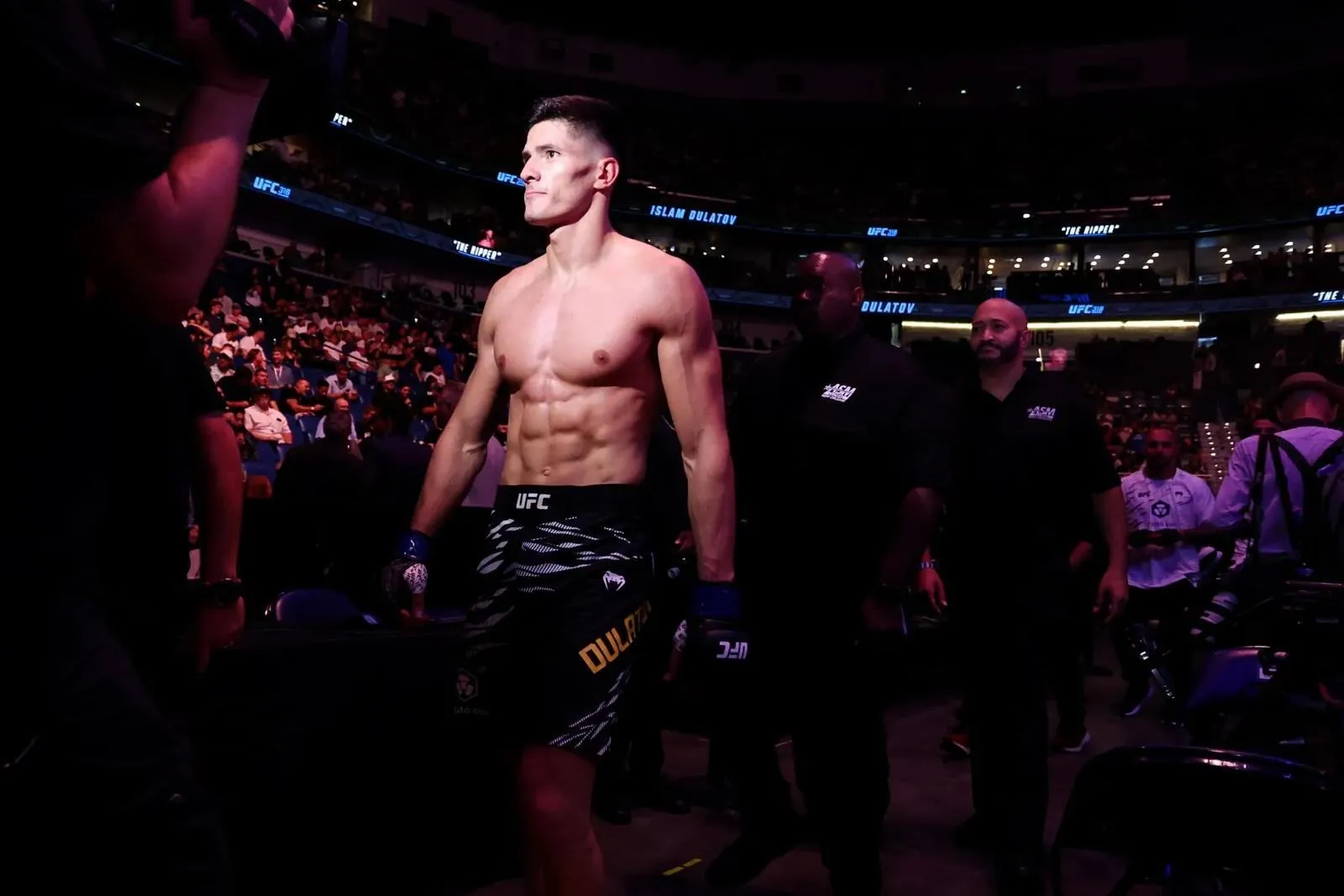 Islam Dulatov beim Walkout in der UFC-Arena