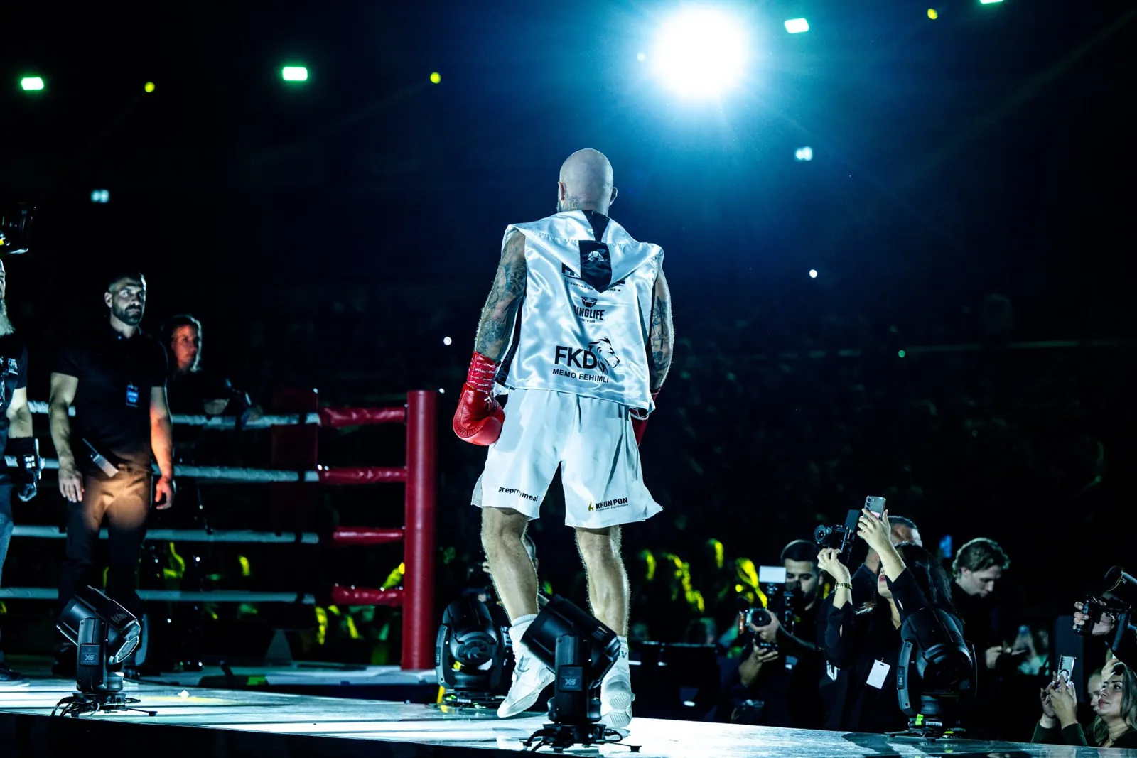 Ringlife feiert mit seinem Team im Oktagon-Käfig