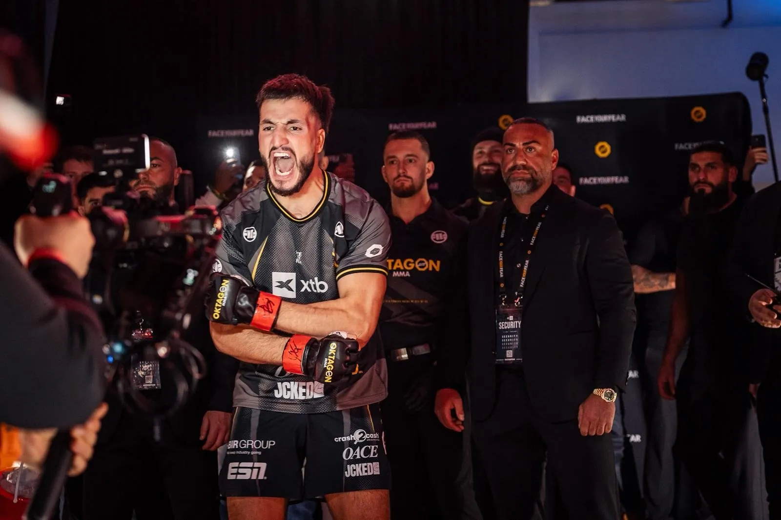 Walkout-Shirt von Tamerlan Dulatov mit Sponsorenlogos