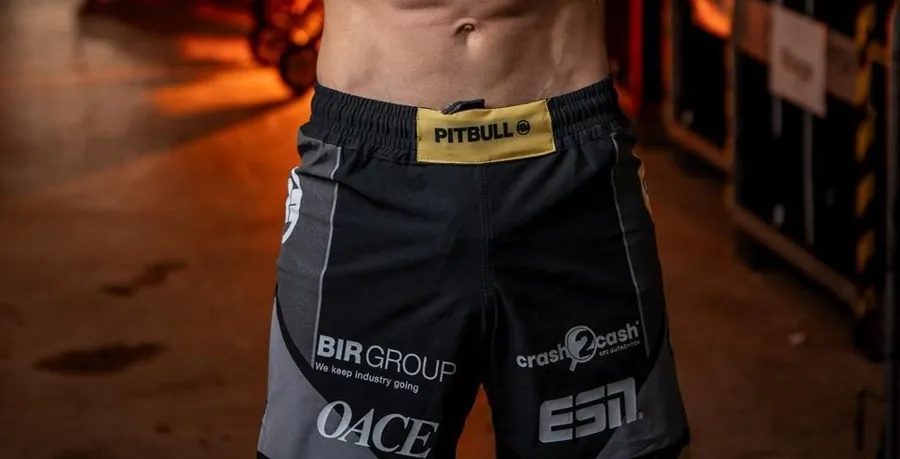 Kampfshorts von Tamerlan Dulatov mit Sponsorenlogos