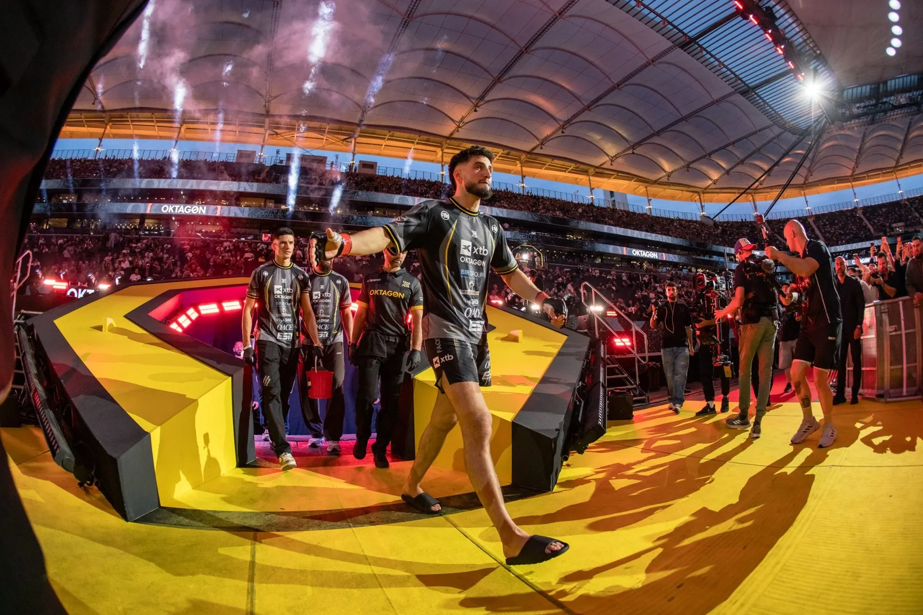 Tamerlan Dulatov beim Walkout im Deutsche Bank Park Frankfurt